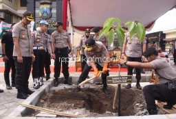 Peduli Penghijauan, Wakapolda Jatim Pimpin Tanam 2.500 Pohon di Polresta Sidoarjo