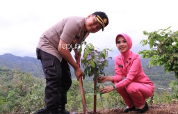 Jogo Bumi, Kapolres Ponorogo Tanam Pohon di Kampung yang Mengandalkan Sumber Air