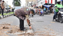 Jalan Rusak di Depan Pasar Wadungasri Dibiarkan, Pj Bupati Ancam Copot Plt Kepala Dinas PU Sidoarjo