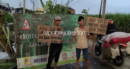 Jalan Rusak Berat Tak Diperbaiki, Warga Barengkrajan Tamam Pisang