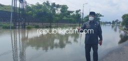 Atasi Banjir JL Raya Porong Lama Kerahkan 7 Pompa Sedot Genangan Air Penutup Jalan