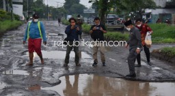 Tiap Tahun di Sidoarjo Langganan Jalan Rusak Berat, Selayaknya Dirabat Beton