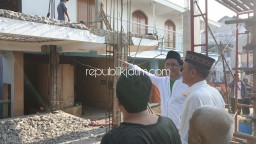 Usai Blusukan ke Pasar, Gus Muhdlor Kerja Bakti Bersama Warga Masangankulon