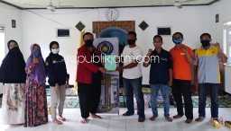 Cegah Penyebaran Covid-19 di Lingkungan, Abdimas Umsida Bantu Pompa Disinfektan Bagi Warga Pucukan