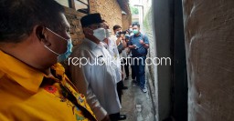 Pj Bupati Sidoarjo Bantu Robil Warga Seketi Balongbendo yang Hidup Sebatang Kara Usai Pisah dari Istrinya