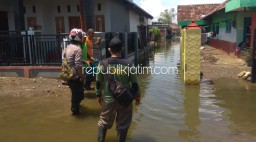 Anggota Polsek Tanggulangin Diterjunkan Awasi Banjir Kedungbanteng dan Banjarasri