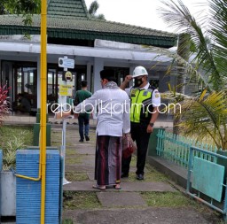 Cegah Penyebaran Covid-19, Abdimas Umsida Bantu Masjid Al Ishlah Perum Jasa Tirta Kediri Termometer Otomatis