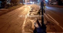 Tak Kunjung Ditambal, Warga Jabaran Balongbendo Tanam Pisang di JL Raya Surabaya - Mojokerto