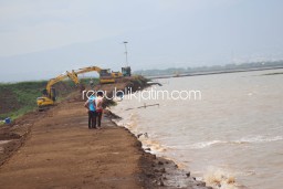 Curah Hujan Tinggi, Tanggul Lumpur Nyaris Penuh Warga Gempolsari Terjaga