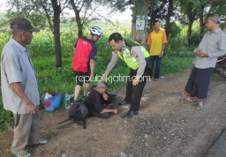 Ditabrak Minibus, Mbah Bejo Patah Kaki Dilarikan RSUD Ponorogo