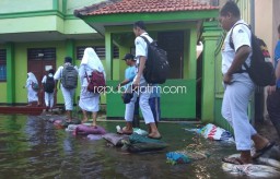 Belasan Ruang SMPN 2 Tanggulangin Masih Terendam Banjir, Belajar Siswa Dievakuasi