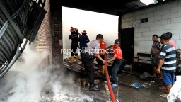Gudang Industri Tali Rafia di Krembung Ludes Terbakar, Pemilik Merugi Rp 500 Juta