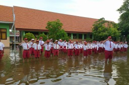 Banjir Dua Pekan Dibiarkan, Siswa dan Siswi SDN Banjarasri Tetap Upacara Bendera