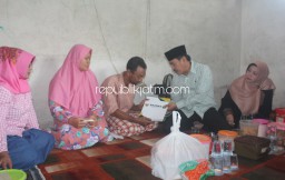 Cak Nur Santuni Keluarga Saat Takziah ke Rumah 3 Siswa SMPN 5 Sidoarjo Tenggelam