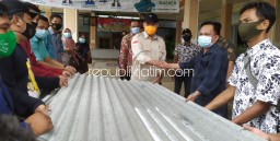 Serahkan Bantuan Korban Puting Beliung, Kades Segodobancang Berharap Makin Banyak Orang Seperti BHS di Sidoarjo