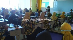 Gandeng Dua Pakar Unesa, Puluhan Guru SMA dan SMK Muhammadiyah Taman Turut AKM di Smamita