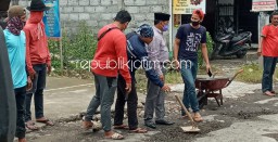 Warga Rangkahkidul Gotong Royong Tambal Jalan Berlubang Tanpa Menunggu Pemkab Sidoarjo