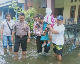 Banjir Sidoarjo Meluas, Kapolsek Taman dan Anggota Evakuasi Anak-Anak Sekolah