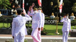 Detik-Detik Sebelum Gus Muhdlor - Subandi Dilantik, Lambaikan Tangan Menyapa Wartawan