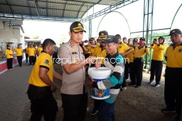 Jelang Pemilu 2019, Polresta Sidoarjo Bersama TNI Gelar Baksos di Masjid