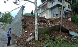 Hujan Deras, Pagar Rumah Warga Ngebel Ponorogo Ambrol 7 Meter