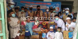 Giliran Panti Asuhan Insanul Kamil Al Khaer Tropodo dapat Bantuan Peralatan Tidur dan Sembako dari PT DLU