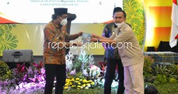 Gus Muhdlor - Subandi Dihadiahi Relawan Buku Perjalanan dan Perjuangan Menuju Kursi Bupati dan Wakil Bupati Sidoarjo