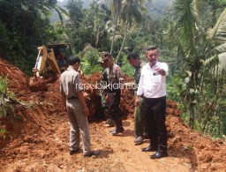 Longsor Timbun Jalan Antar Dusun di Ngrayun Ponorogo