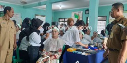 Puluhan Emak-Emak Balongbendo Ramaikan UKK Merias Wajah