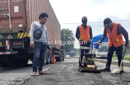Jalur Tengkorak Balongbendo Ditambal Sulam, Tetap Dipenuhi Lubang Pemicu Kecelakaan