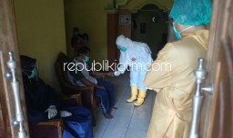 Bhabinkamtibmas Polsek dan Tim Medis Puskesmas Ngrayun Monitoring Warga Terpapar Covid-19