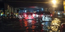 Banjir di Bawah Tol Lippo Plaza Sidoarjo Picu Kemacetan dan Puluhan Motor Mogok