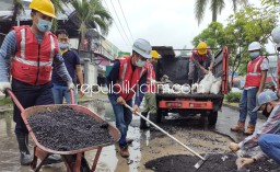 Perbaikan Jalan di Wilayah Buduruan Pakai Aspal Asbuton, Hujan Tidak Jadi Penghalang