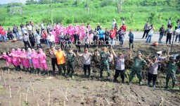 Kapolresta Sidoarjo Bersama TNI dan Pelajar Tanam 25.000 Rumput Vetiver di Tanggul Sungai Porong