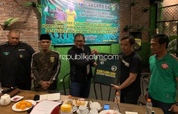 Kapolresta Sidoarjo Cangkrukan dengan Bonek Mania Siap Jogo Sidoarjo