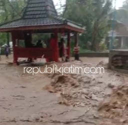 Hujan Deras Sungai Duri di Ponorogo Meluap Picu Banjir Campur Lumpur di Jalan Desa