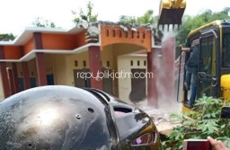 Istri Selingkuh Hingga Hamil, TKI Asal Ponorogo Hancurkan Rumah Pakai Alat Berat