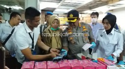 Polresta Sidoarjo Grebek Gudang Penimbunan Masker di Pergudangan Safe N Lock