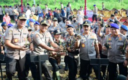 Cegah Bencana, Baharkam Polri Tanam 60.000 Rumput Vetiver di Tanggul Sungai Brantas Porong