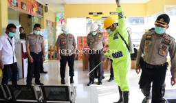 Tangkal Corona, Ruang Pelayanan di Polresta Sidoarjo Disemprot Disinfektan