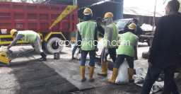 Jalan Rabat Beton Kemangsen Ambles dan Melingkap Hanya Ditambal Sulam Aspal