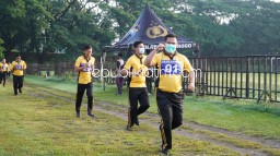 Jaga Kesehatan Anggota, Kapolres Ponorogo Pimpin Langsung Tes Kesamaptaan Jasmani di Stadion