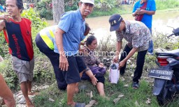Dua Ibu-Ibu Berboncengan Motor Asal Kediri Terperosok Jatuh ke Sungai Balongbendo