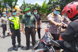 Kapolresta Sidoarjo Semprotkan Hand Sanitizer dan Anjurkan Hidup Sehat Para Pengguna Jalan