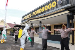 Cegah Covid-19, Anggota Polres Ponorogo hingga Tahanan Disemprot Disinfektan
