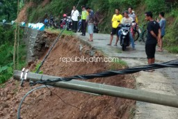 Hujan Semalaman, Jalan Antar Dusun di Ponorogo Longsor