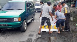 Warga Balongbendo dan Polisi Tambal Jalan Berlubang dan Pasang Water Barrier di Jalur Surabaya - Mojokerto
