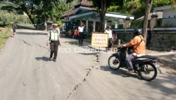 Diguyur Hujan Deras, Jalan Utama Ponorogo-Pacitan Retak dan Ambles