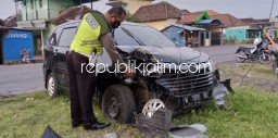 Sopir Ngantuk, Xenia Tabrak Tiang PJU di Porong Sopir Dilarikan Rumah Sakit