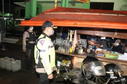 Petugas Gabungan Bubarkan Kerumunan Warga Ponorogo di Warkop hingga Arena Game